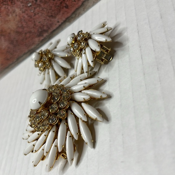 Judy Lee Navette White Milk Glass & Rhinestones Swirl Brooch w/set of earrings - Picture 12 of 17